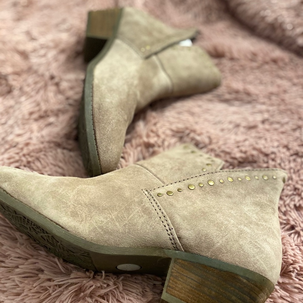 Me Too Zane Bootie  9.5 Nutmeg Suede